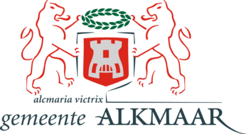 Stijlvolle logo van De Groene Zwaan met koninklijke kroon en artiestenboog.