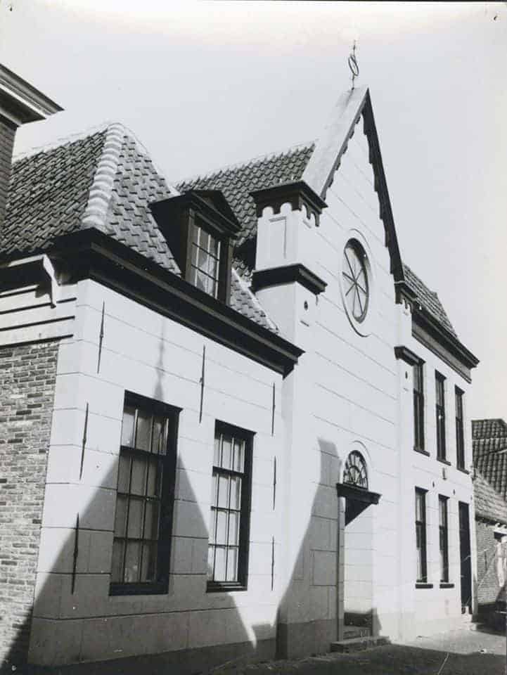 Oude stadshuis gevel met torenspits, historische bebouwing, De Groene Zwaan, theater en concertlocatie, Utrecht, Nederland.