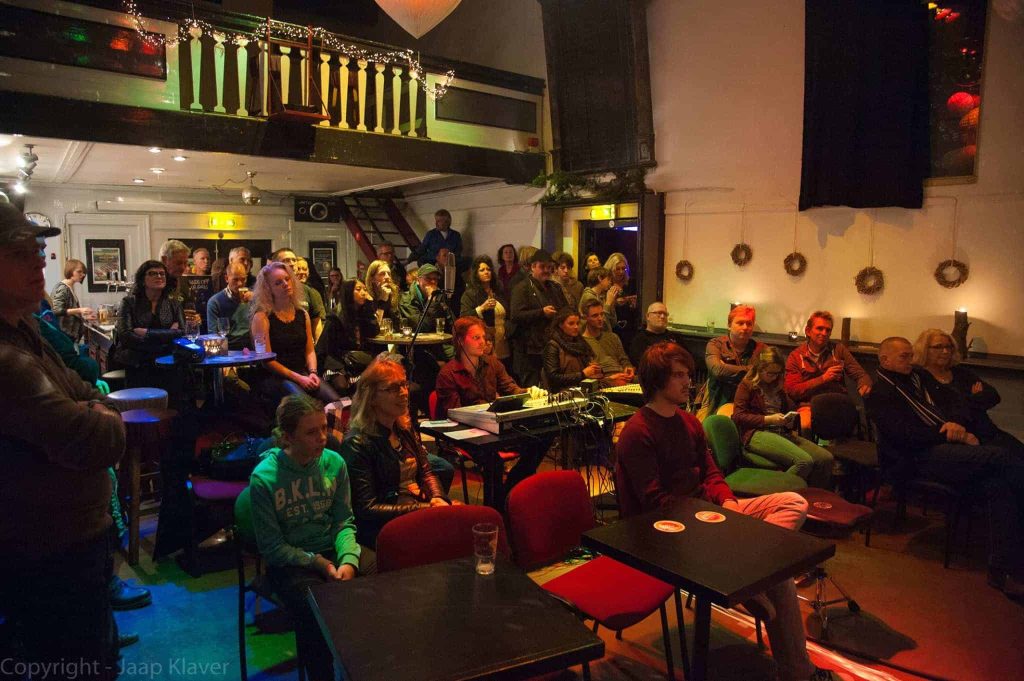 Oude stadshuis gevel met torenspits, historische bebouwing, De Groene Zwaan, theater en concertlocatie, Utrecht, Nederland.