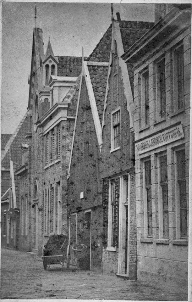 Oude stadshuis gevel met torenspits, historische bebouwing, De Groene Zwaan, theater en concertlocatie, Utrecht, Nederland.