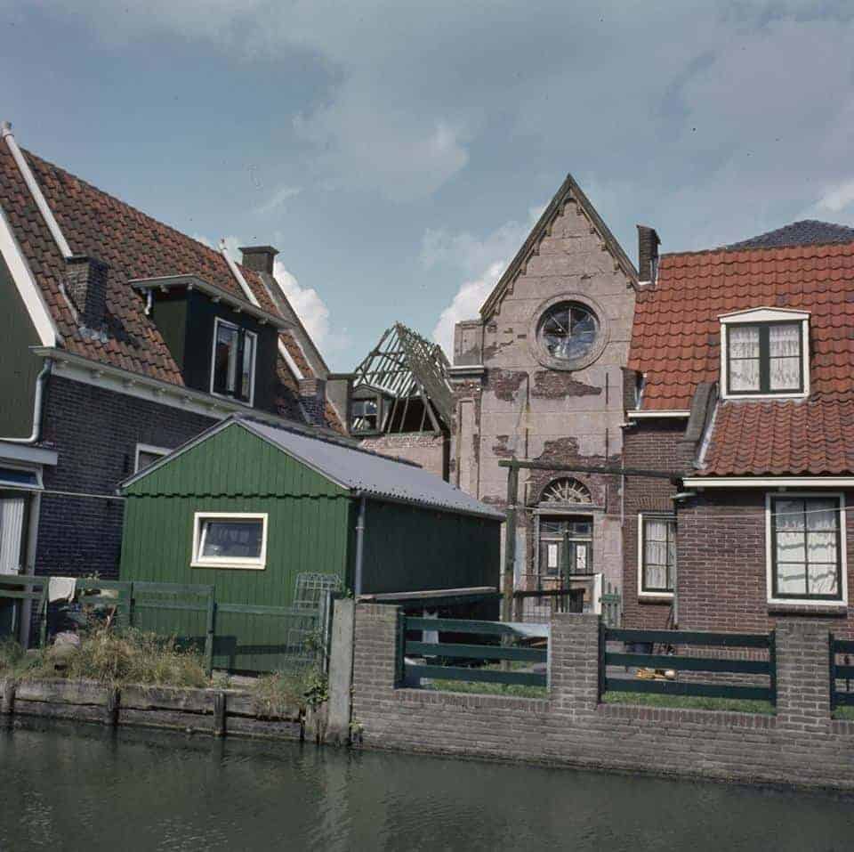 Oude stadshuis gevel met torenspits, historische bebouwing, De Groene Zwaan, theater en concertlocatie, Utrecht, Nederland.